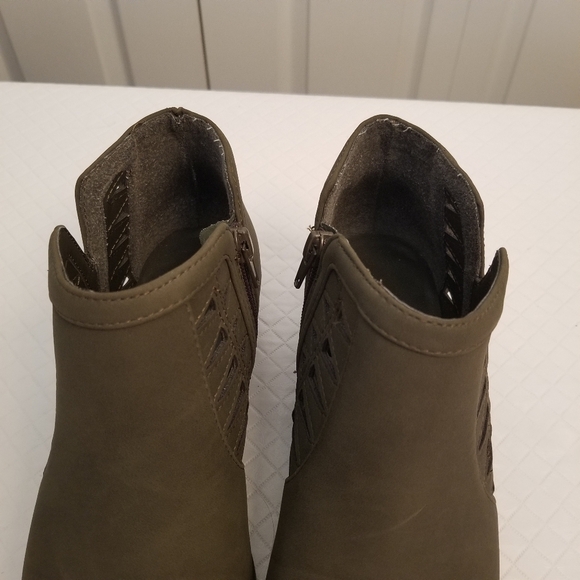 Soda Women's Fashion Zip Chunky Low Heel Ankle Booties Shoes Size 7 Avocado - Picture 3 of 9